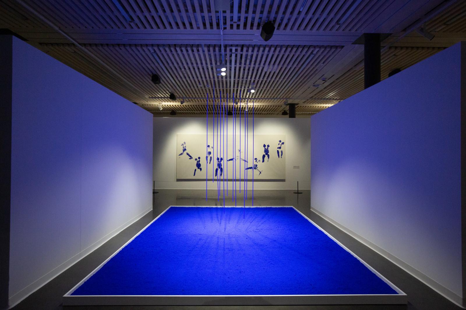 Vue de l'exposition "Yves Klein - Rêver dans le rêve des autres", Fondation Opale, Lens, Suisse, 2022