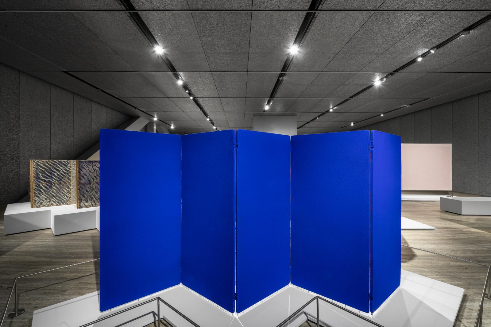Vue de l'exposition "Paraventi - Folding Screens from the 17th to 21st centuries", Fondazione Prada, Milan, Italie, 2023