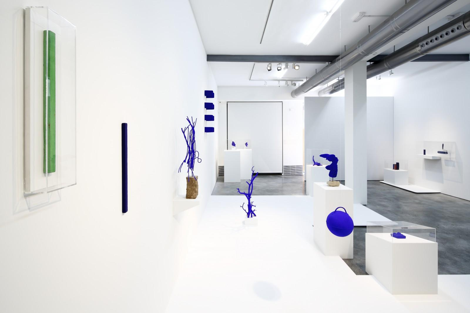 View of the exhibition "Yves Klein - Intimo", Galería Cayón, 2015