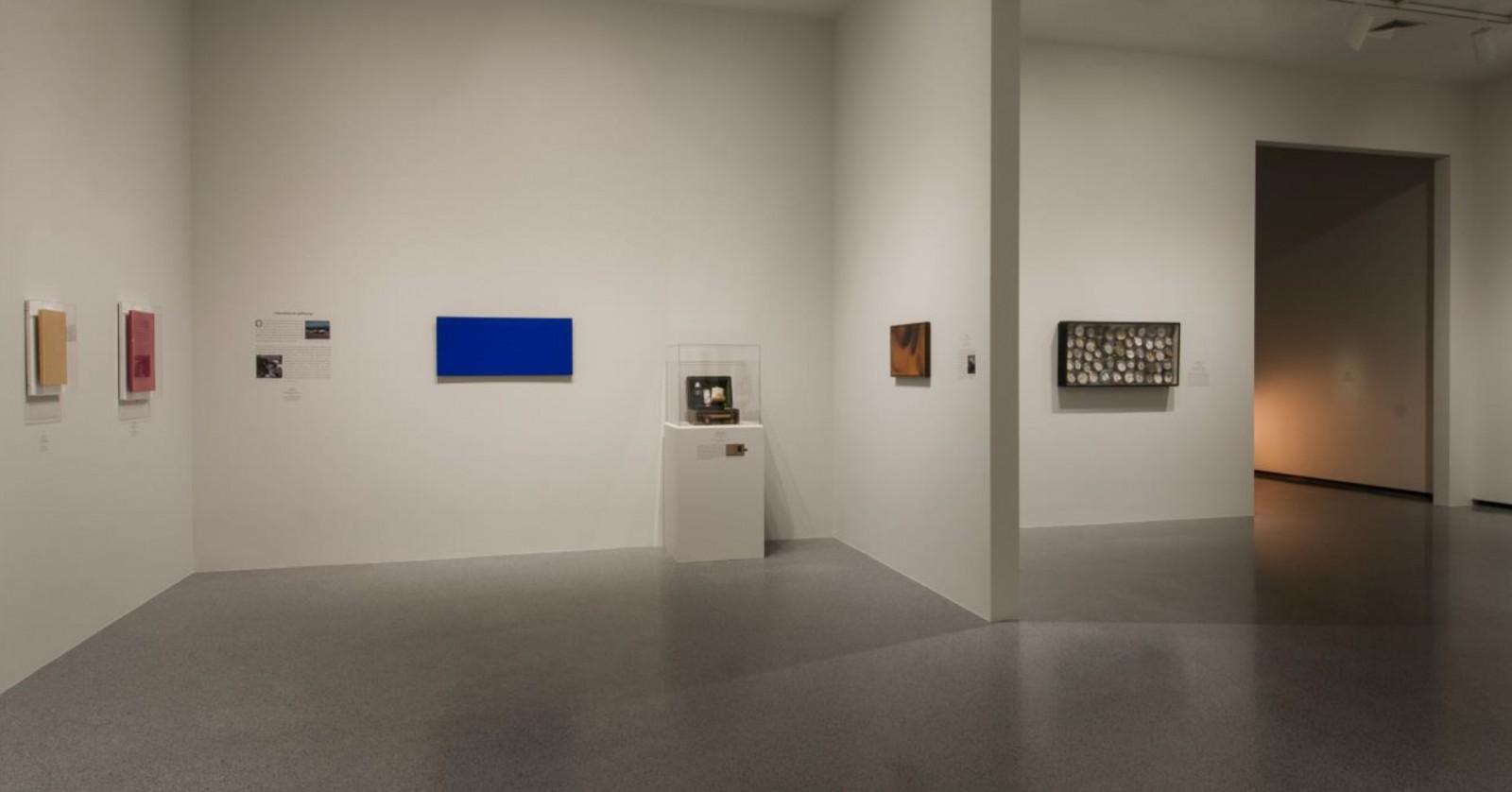 View of the exhibition "From Los Angeles to New York: The Dwan Gallery 1959-1971", National Gallery of Art, 2017 (IKB 186, MG 31, MP 21, F 113)