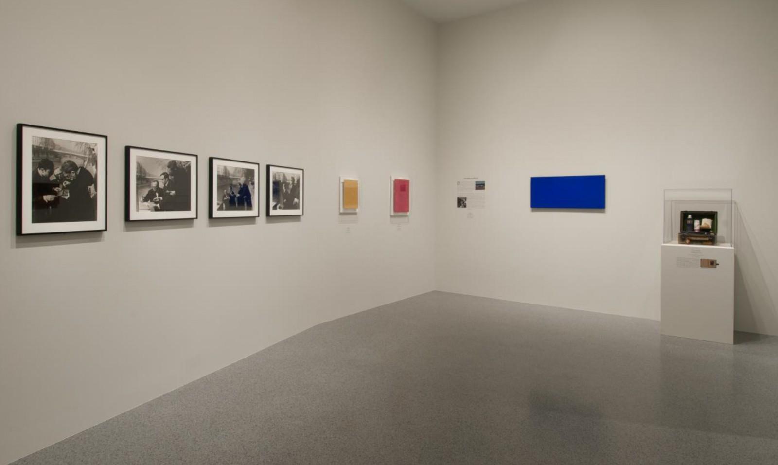 Vue de l'exposition "From Los Angeles to New York: The Dwan Gallery 1959-1971", National Gallery of Art, 2017 (IKB 186, MG 31, MP 21)