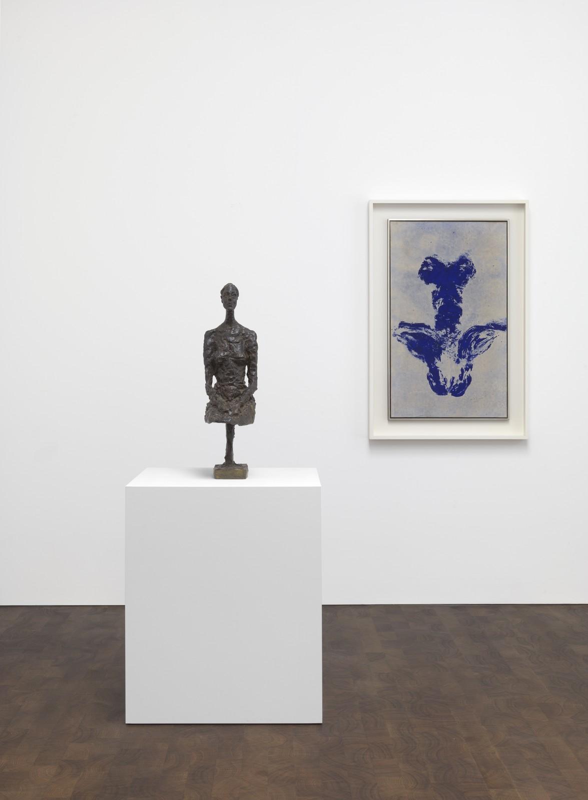 Vue de l'exposition "Alberto Giacometti, Yves Klein - In search of the Absolute", Gagosian Gallery, 2016
