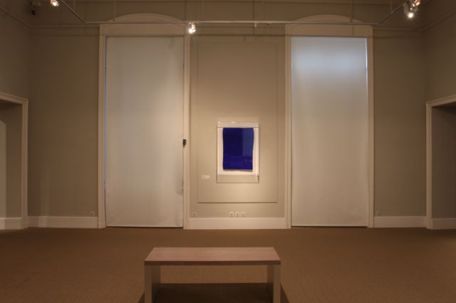 Vue de l'exposition "Bleu, jaune, rouge : la couleur libérée", Musée de Tessé, 2015 (IKB 160 C)