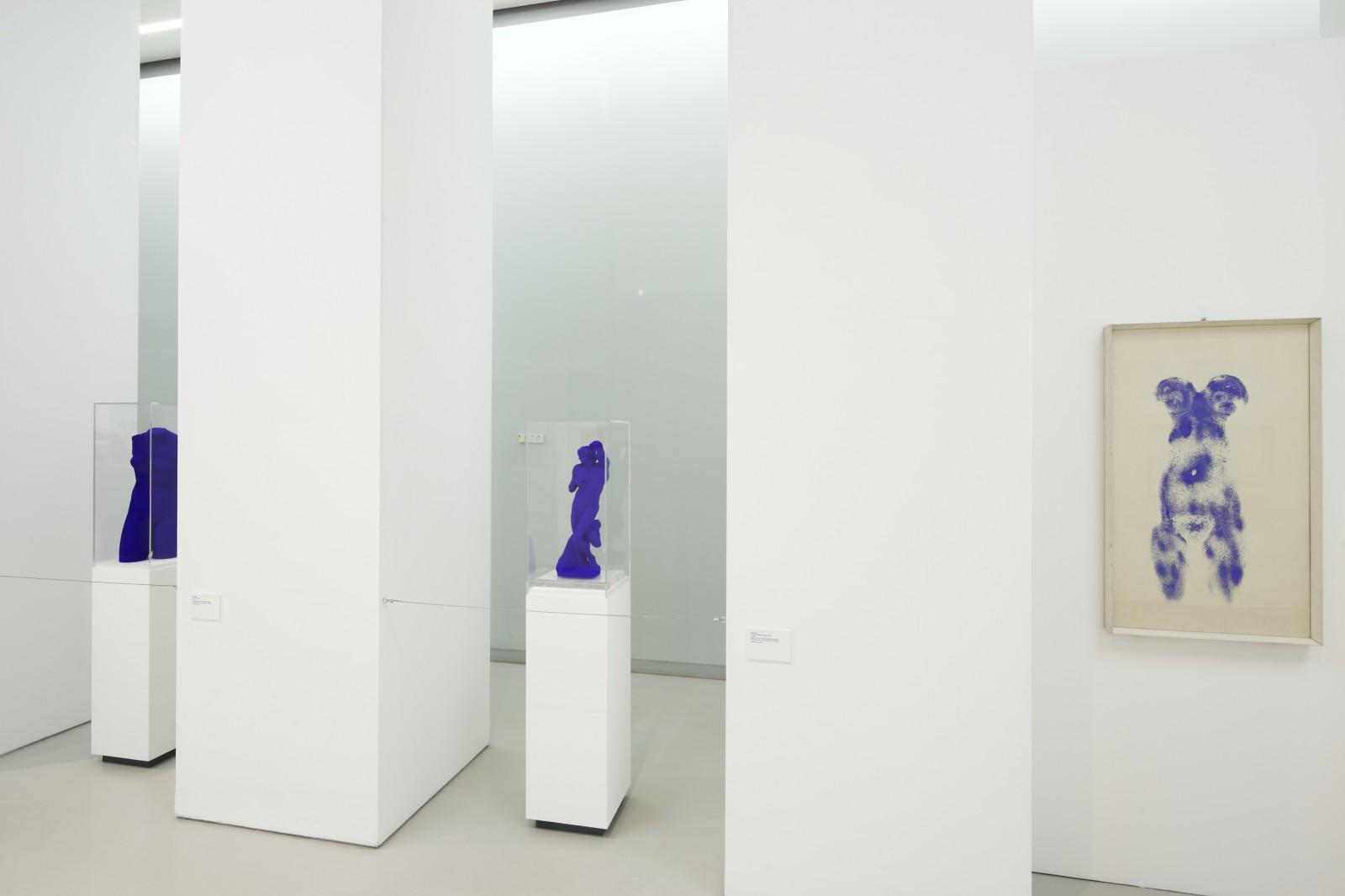 Vue de l'exposition "Yves Klein Lucio Fontana Milano Parigi 1957-1962", Museo del Novecento, 2014