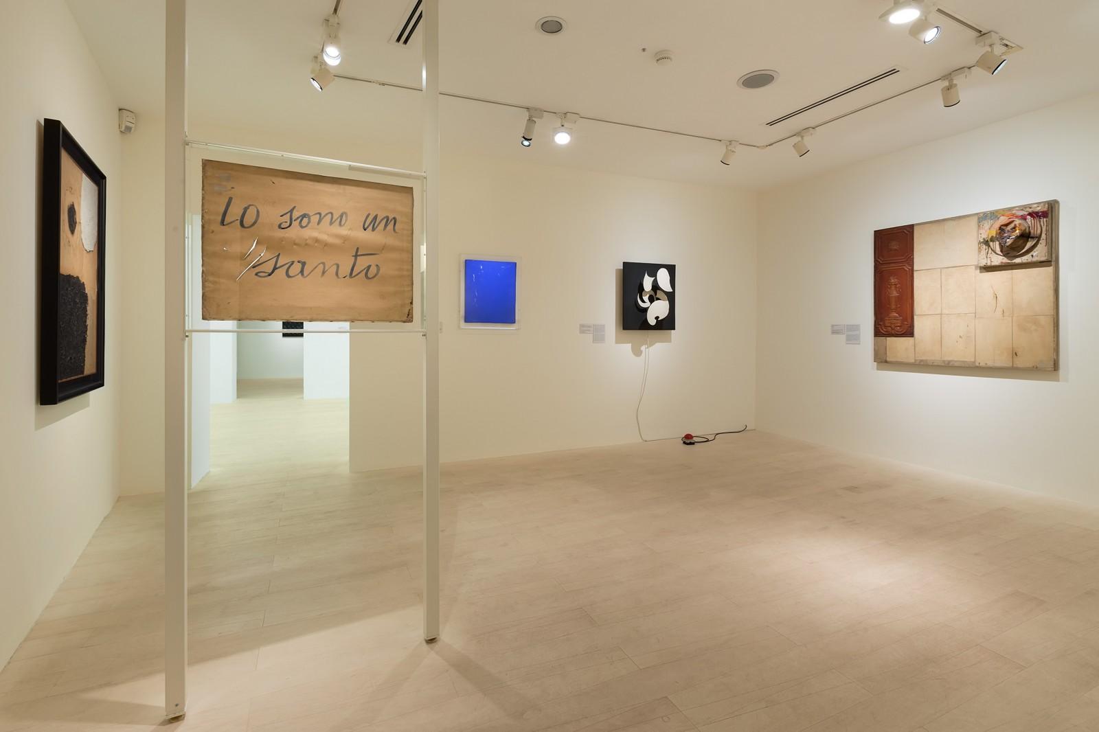Vue de l'exposition, "Azimuth. Continuity and the new", Peggy Guggenheim Collection, 2014 (IKB sn 2)