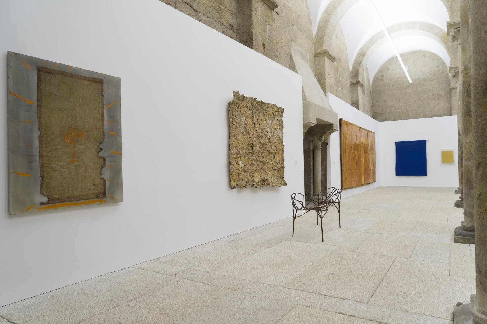 View of the exhibition "On the Road", Palacio de Gelmirez, 2014 (IKB 227, MG 6)