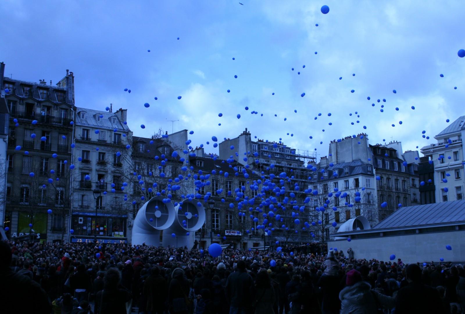View of the release of balloon during the exhibition,"Yves Klein Corps, couleur, immatériel", Centre Georges Pompidou, 2007