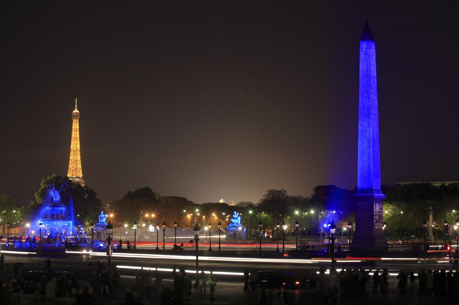 View of the illumination of the obelisk of the Concorde during the exhibition, "Yves Klein Corps, couleur, immatériel", Centre Georges Pompidou, 2007