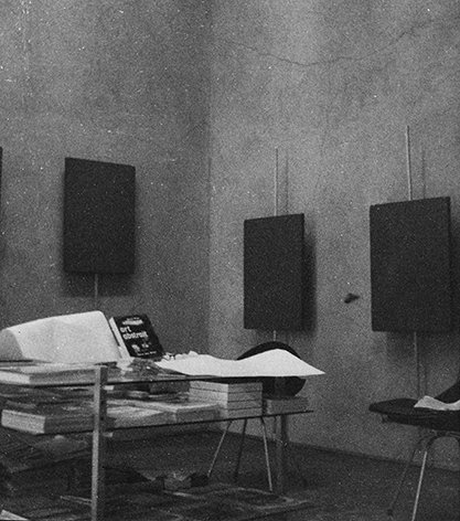 Vue du vernissage de l'exposition, "Yves Klein : Proposte monocrome, epoca blu", Galleria Apollinaire, 1957