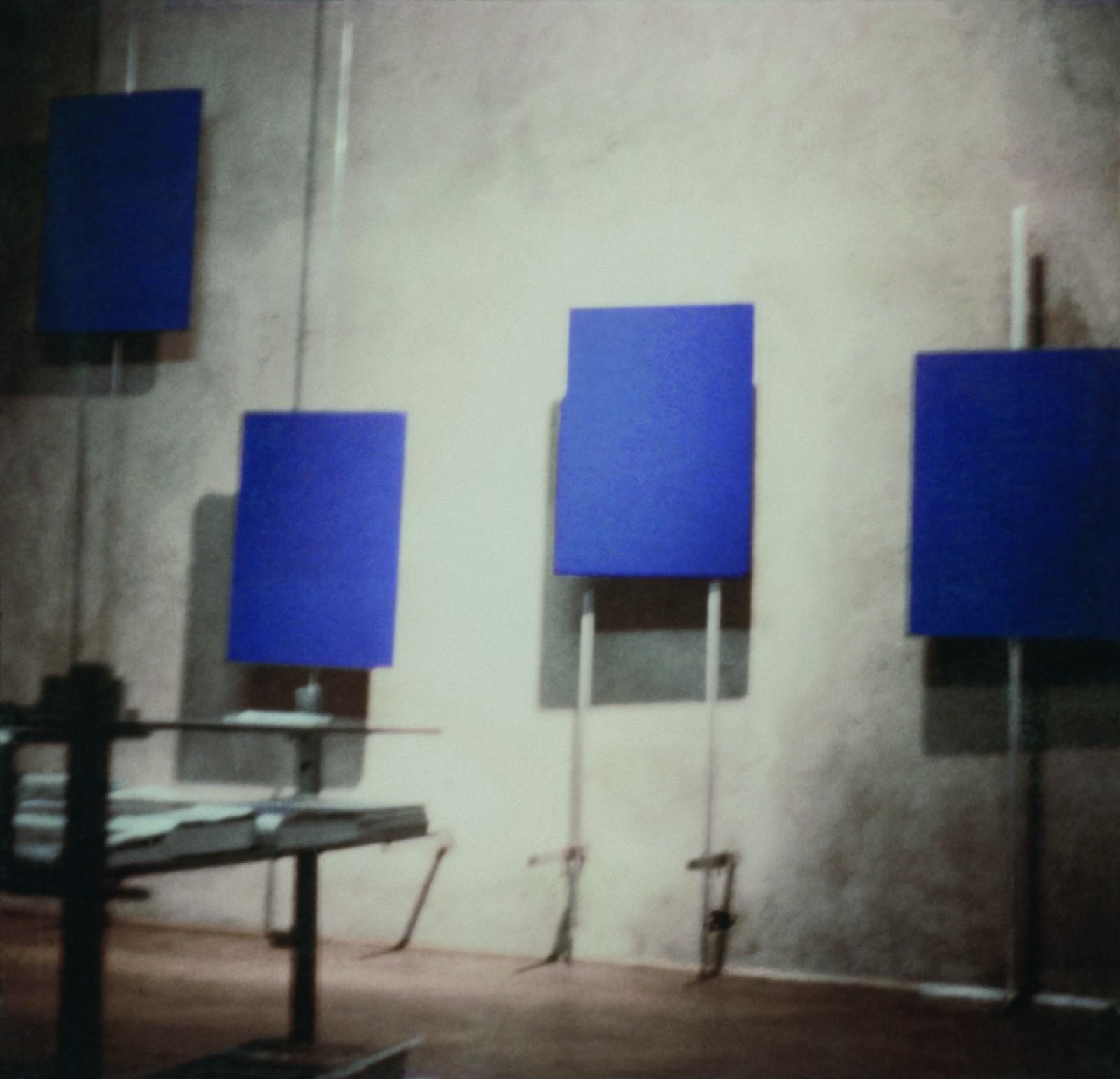 Vue de l'exposition, "Yves Klein : Proposte monocrome, epoca blu", Galleria Apollinaire, 1957