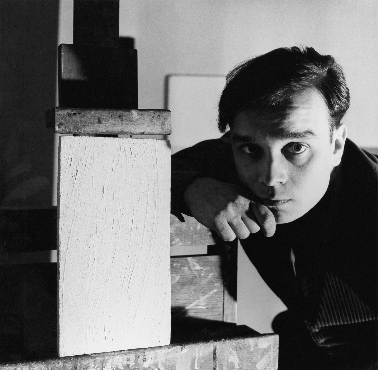 Portrait d'Yves Klein avec un Monochrome