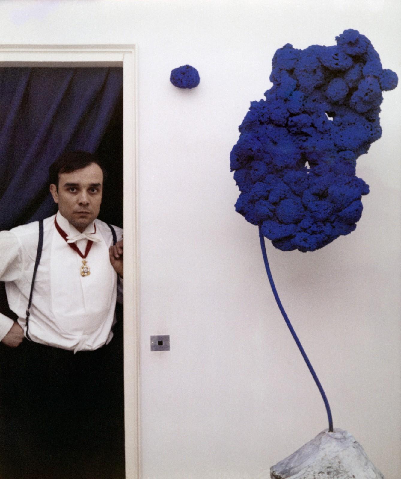 Yves Klein avec sa Sculpture Éponge (SE 167)