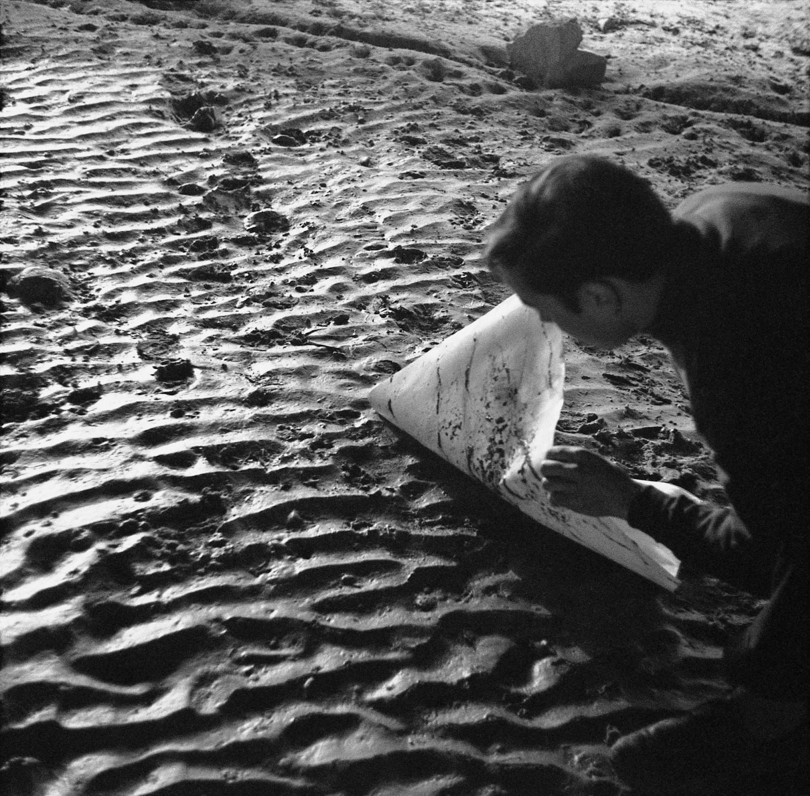 Yves Klein réalisant une Cosmogonie sur les berges du Loup