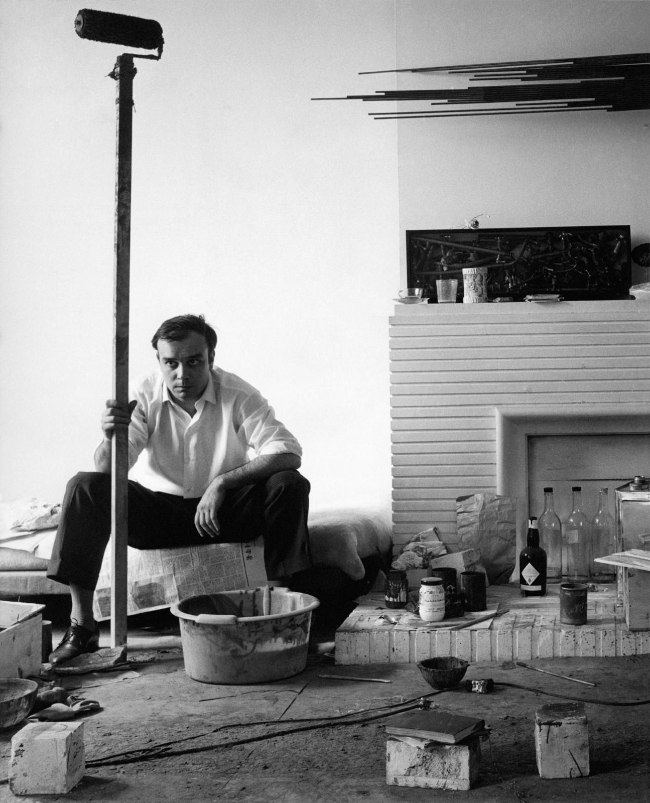 Portrait d'Yves Klein dans son atelier