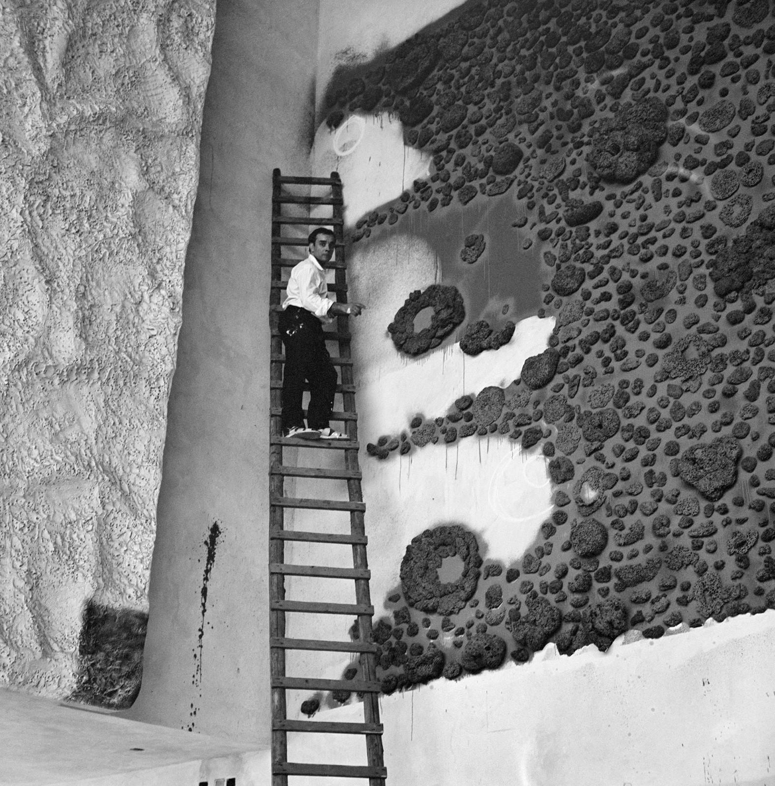 Yves Klein sur le chantier de l'Opéra-théâtre de Gelsenkirchen