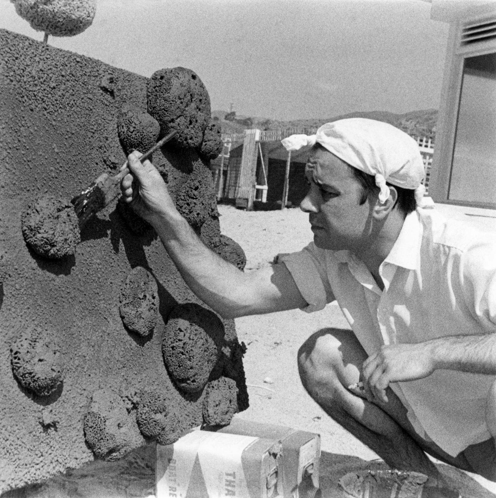 Yves Klein peignant un Relief Éponge (RE 28)