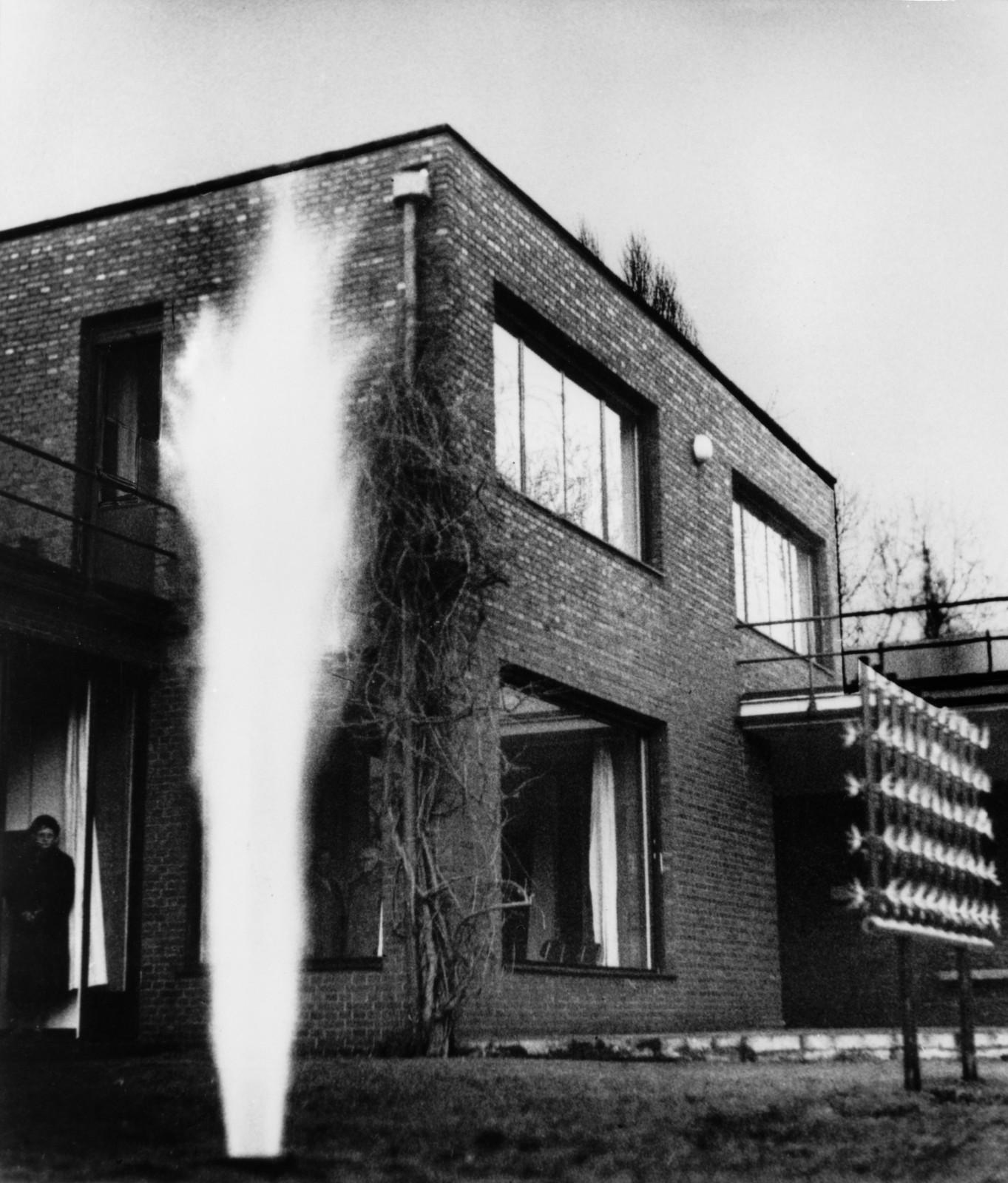 "Fountain of Fire" at the exhibition "Yves Klein Monochrome und Feuer", Museum Haus Lange