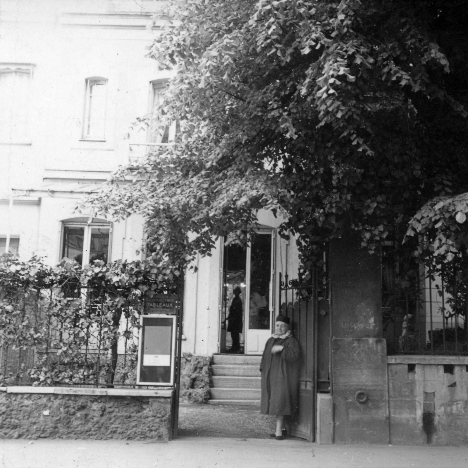 Vue de l'entrée de l'exposition "Yves Klein : Propositions monochromes"