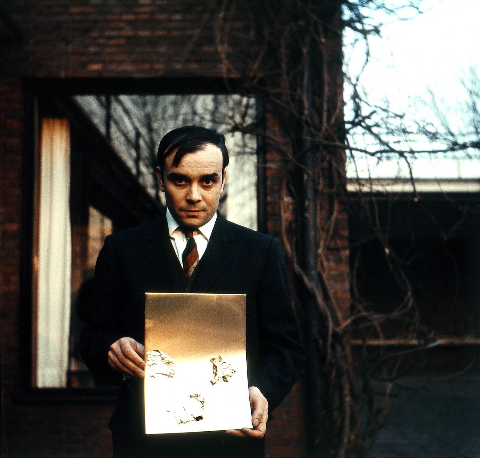 Yves Klein during the exhibition "Yves Klein Monochrome und Feuer"