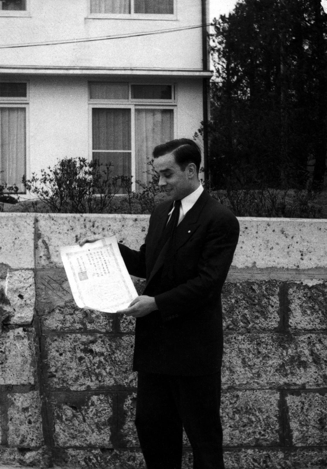 Portrait d'Yves Klein avec son diplôme du 4e Dan de l’Institut du Judo Kôdôkan de Tokyo