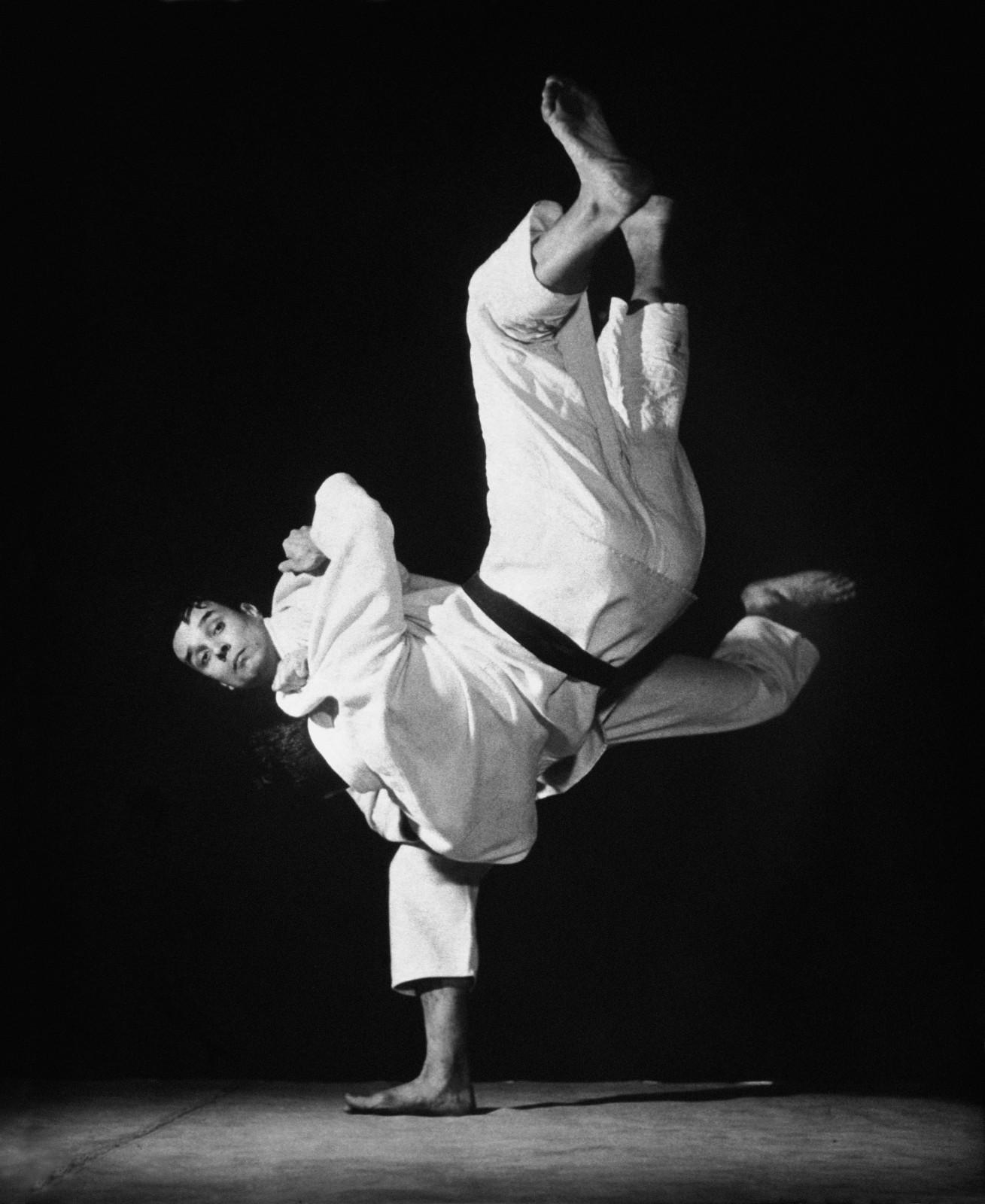 Yves Klein réalisant une prise de Judo