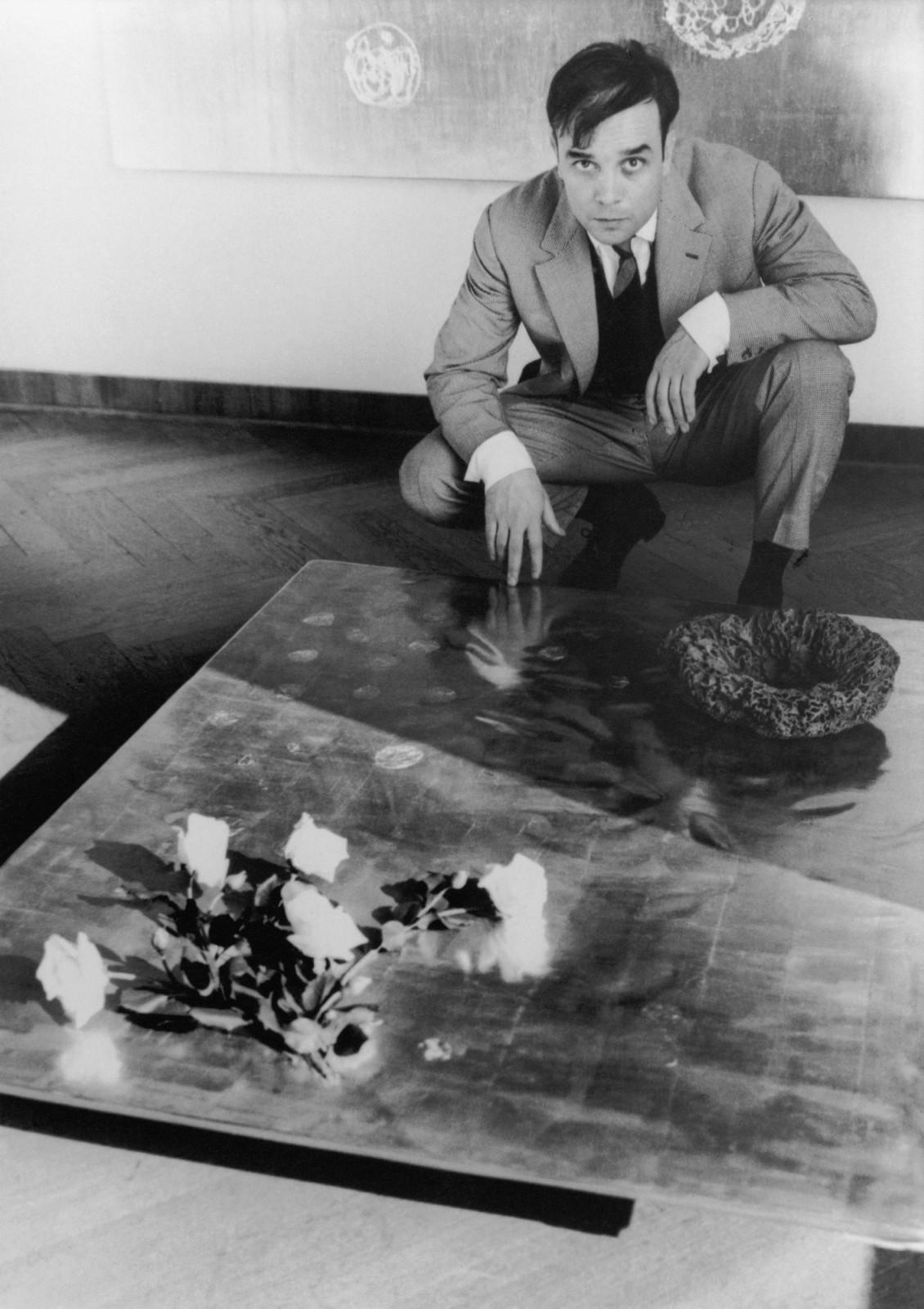 Yves Klein with the work Ci-gît l'Espace [Here Lies Space] (RP 3) during the exhibition “Monochrome und Feuer”, Museum Haus Lange