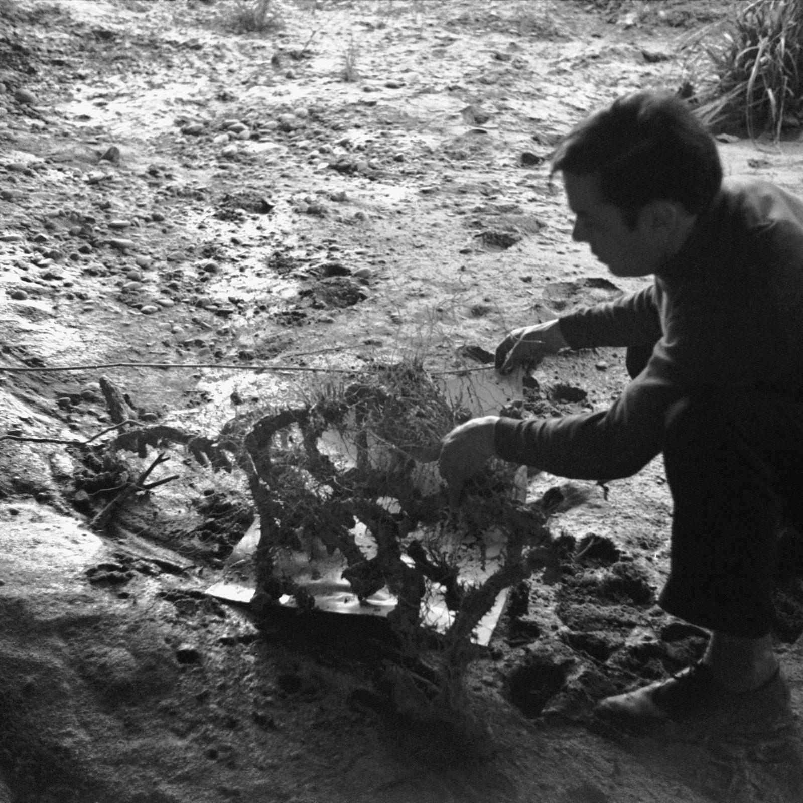 Yves Klein réalisant une Cosmogonie sur les berges du Loup