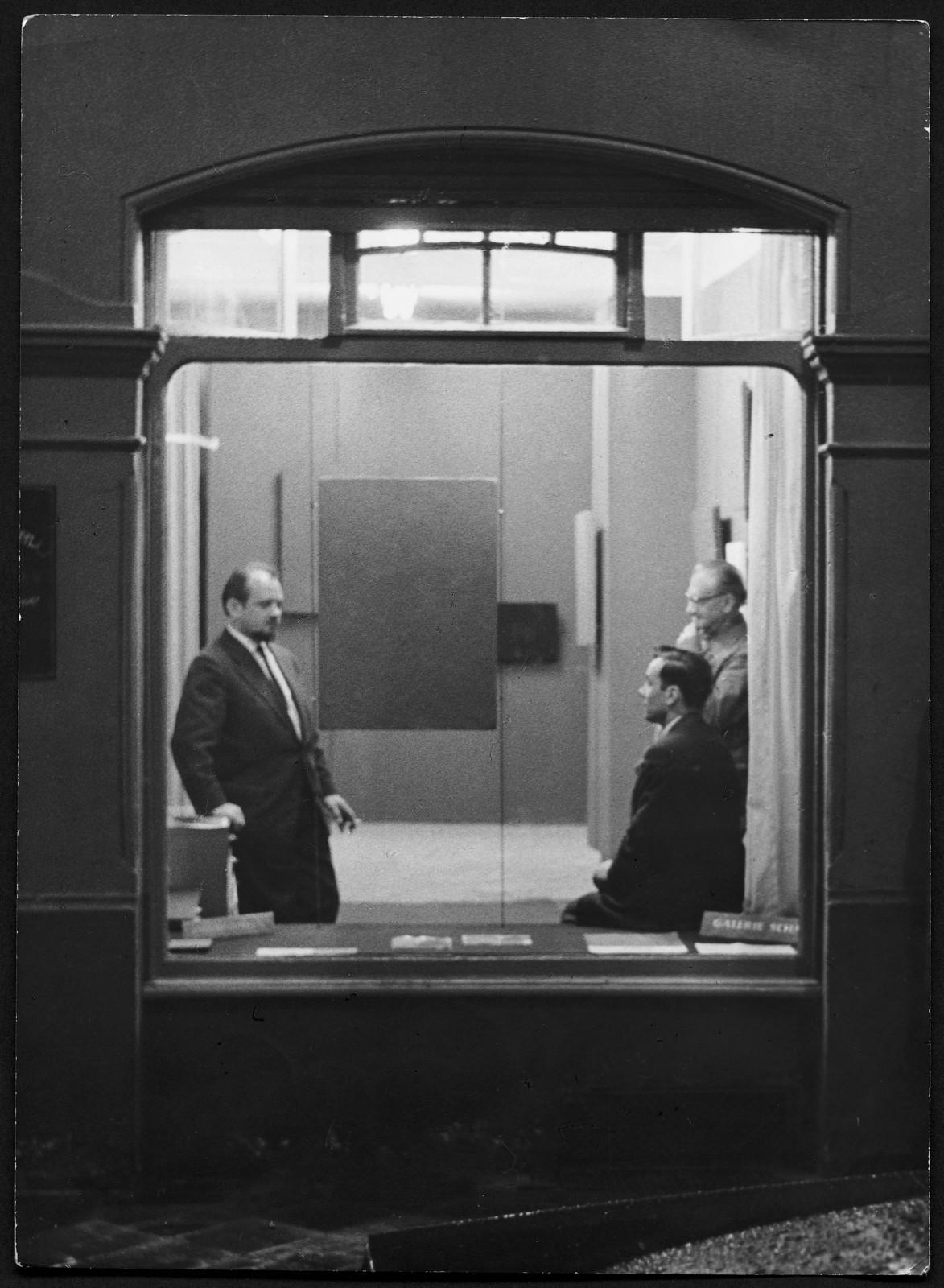 Yves Klein at the opening of his exhibition "Yves Propositions monochromes", Galerie Schmela, Düsseldorf