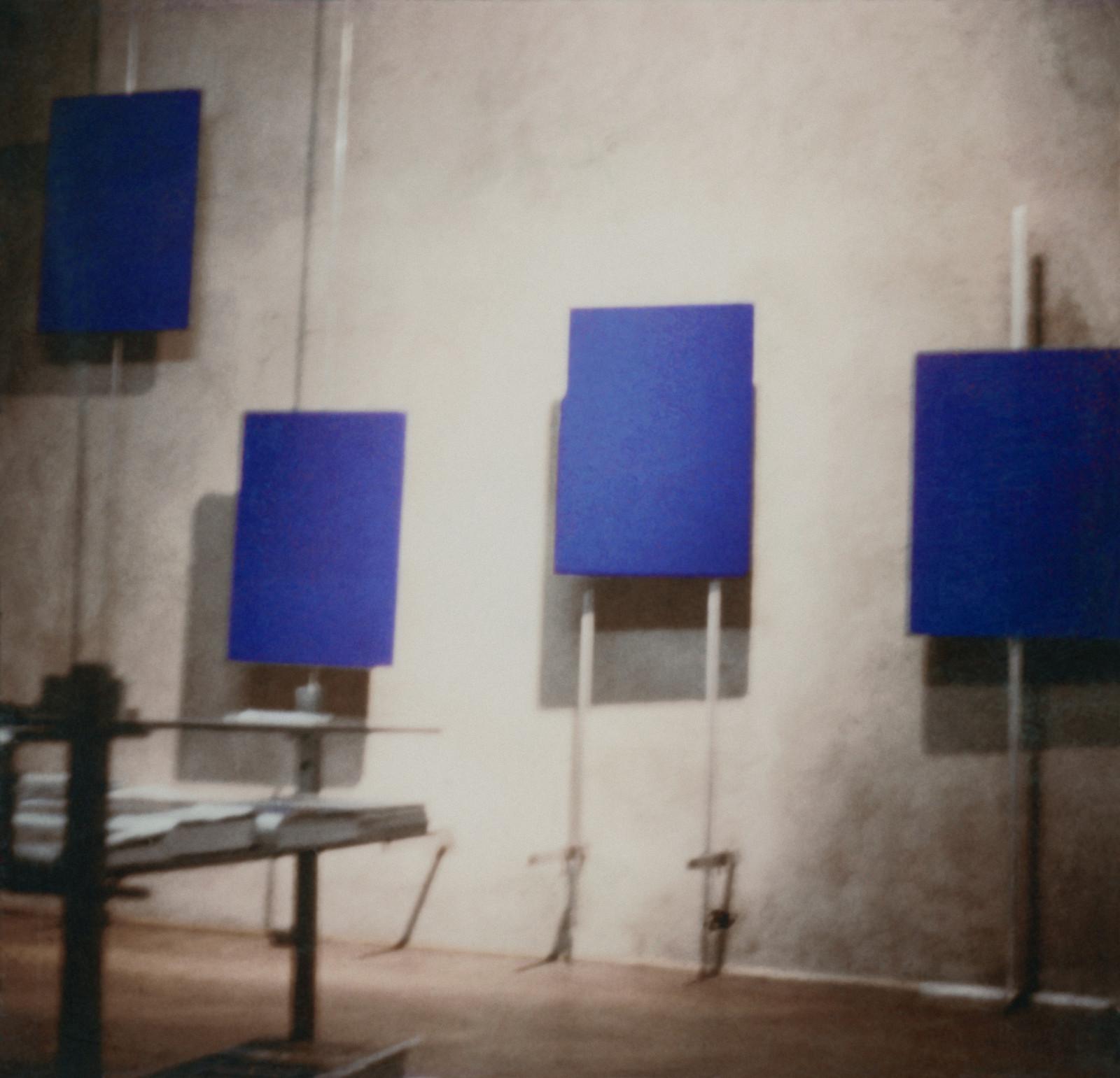 Vue de l'exposition "Yves Klein : Proposte monocrome, epoca blu", Galleria Apollinaire