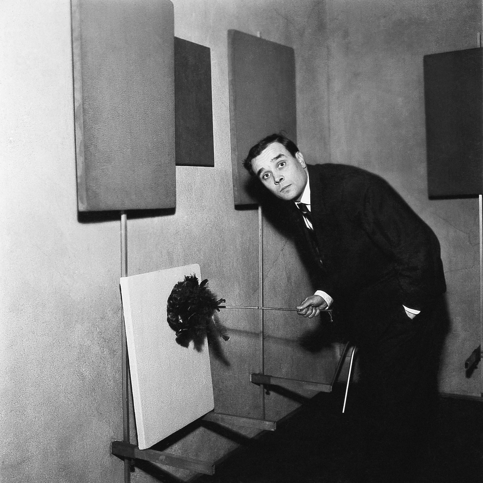 Yves Klein during his exhibition "Yves Klein : Proposte monocrome, epoca blu", Galleria Apollinaire