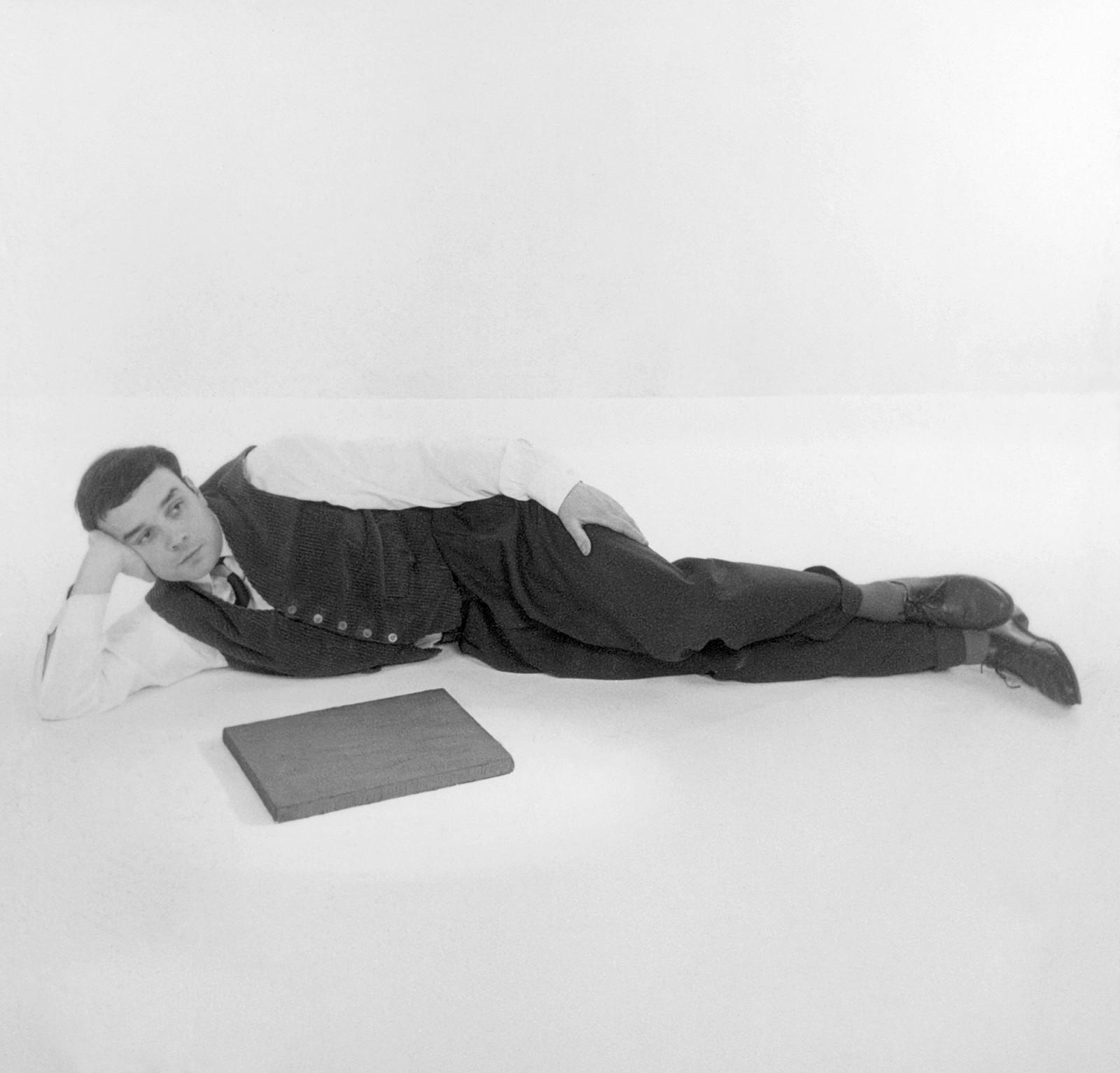Portrait d'Yves Klein avec un Monochrome