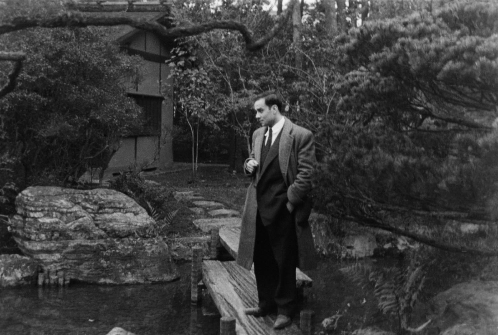 Yves Klein dans un jardin à Kyoto