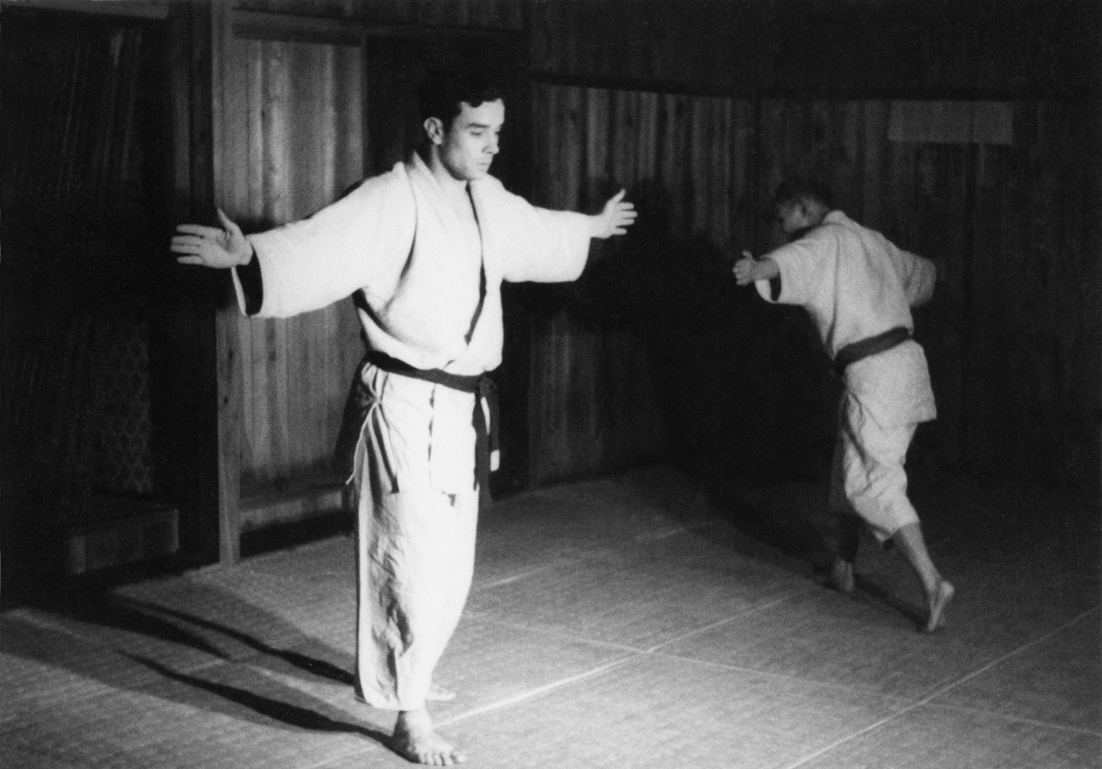 Maître Jô.in Oda et Yves Klein effectuant le Itsutsu-no-kata (Kata des cinq principes), dôjô de Maître Oda