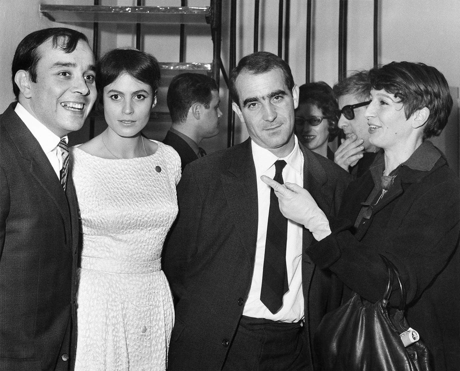 Yves Klein, Rotraut, Jean Tinguely and Eva Aeppli at the opening of the exhibition "Yves le Monochrome" at the Galerie Rive Droite