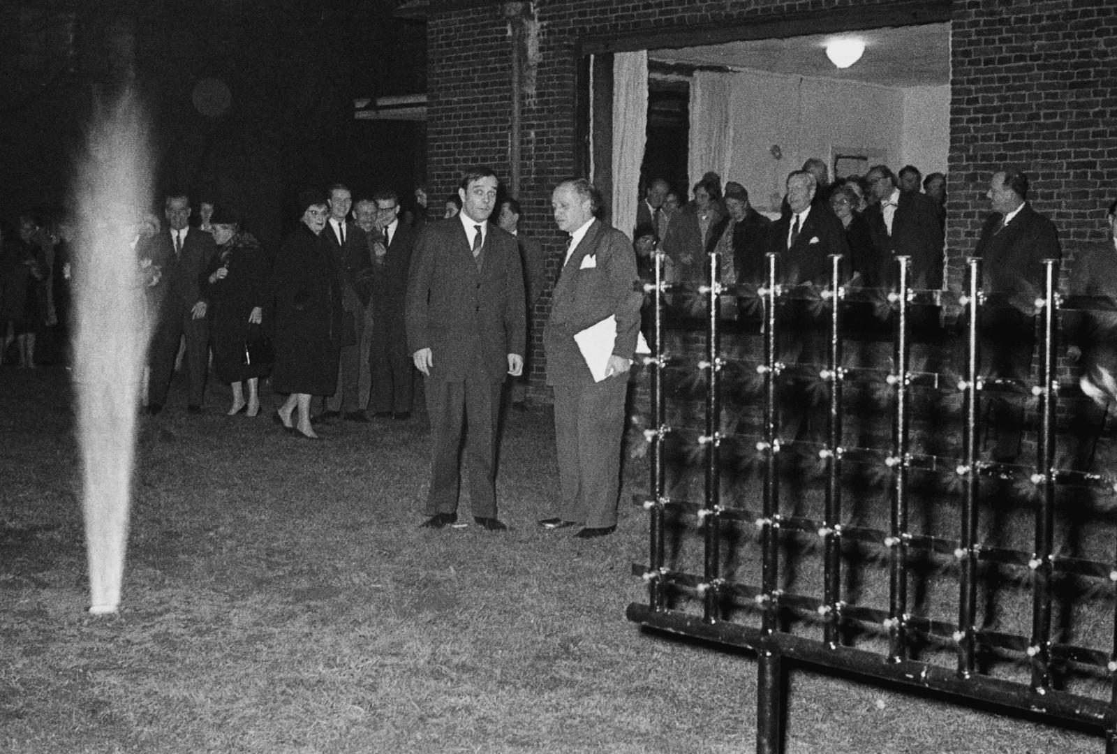 Yves Klein and Paul Wember at the opening of the exhibition "Yves Klein Monochrome und Feuer" at the Museum Haus Lange