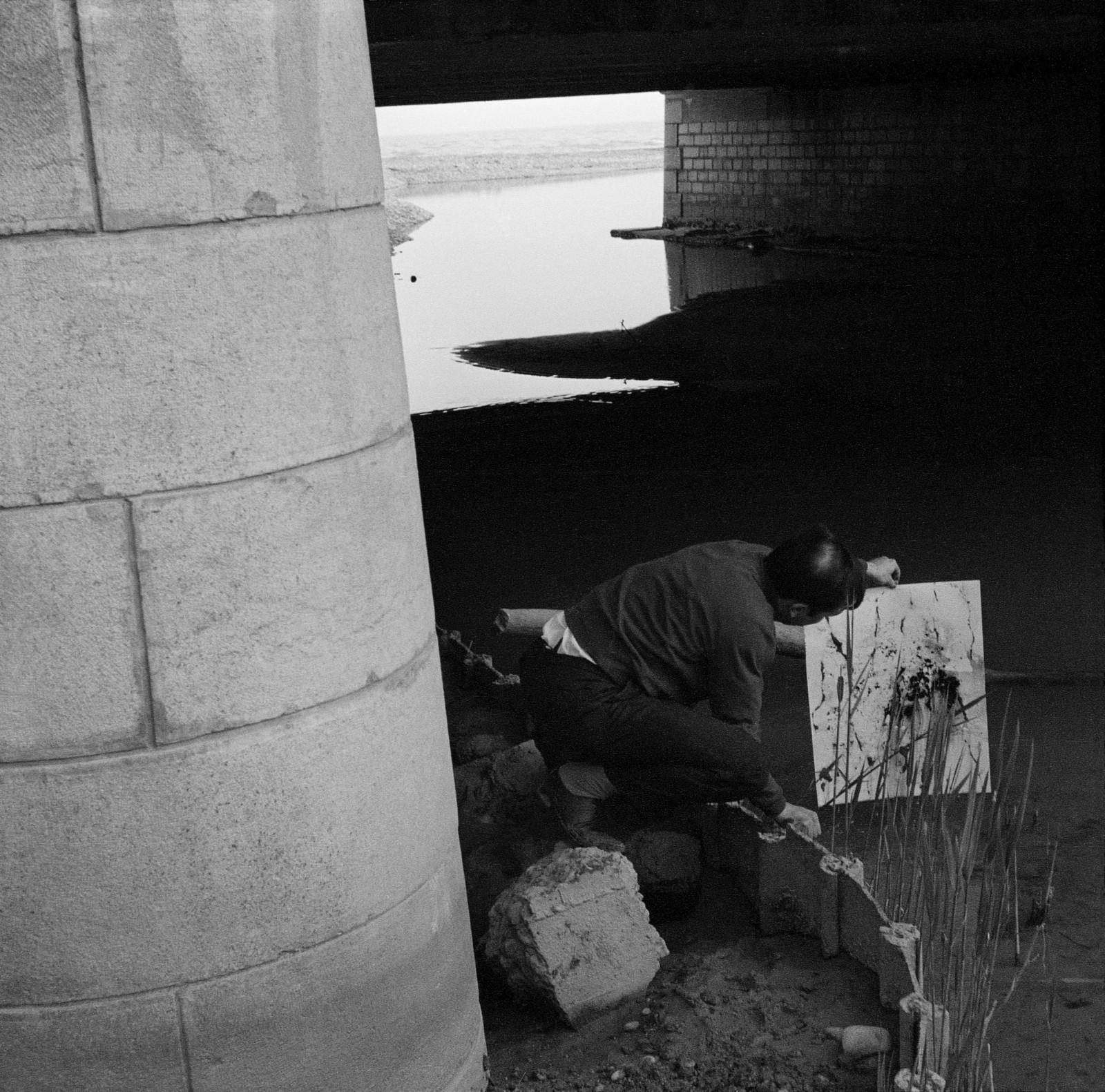 Yves Klein réalisant une Cosmogonie sur les berges du Loup (COS 4)