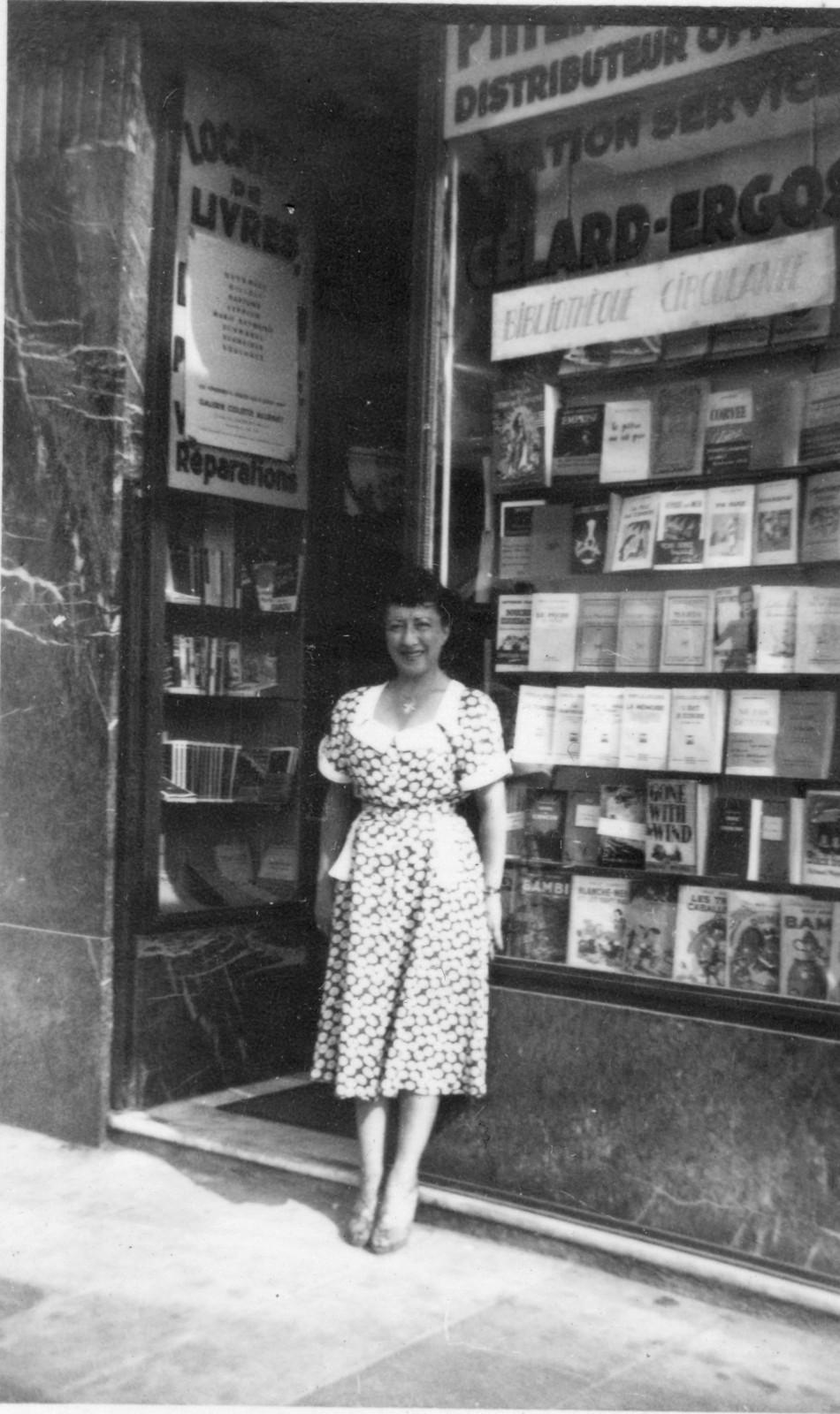 Rose Raymond in front of the bookstore of Nice