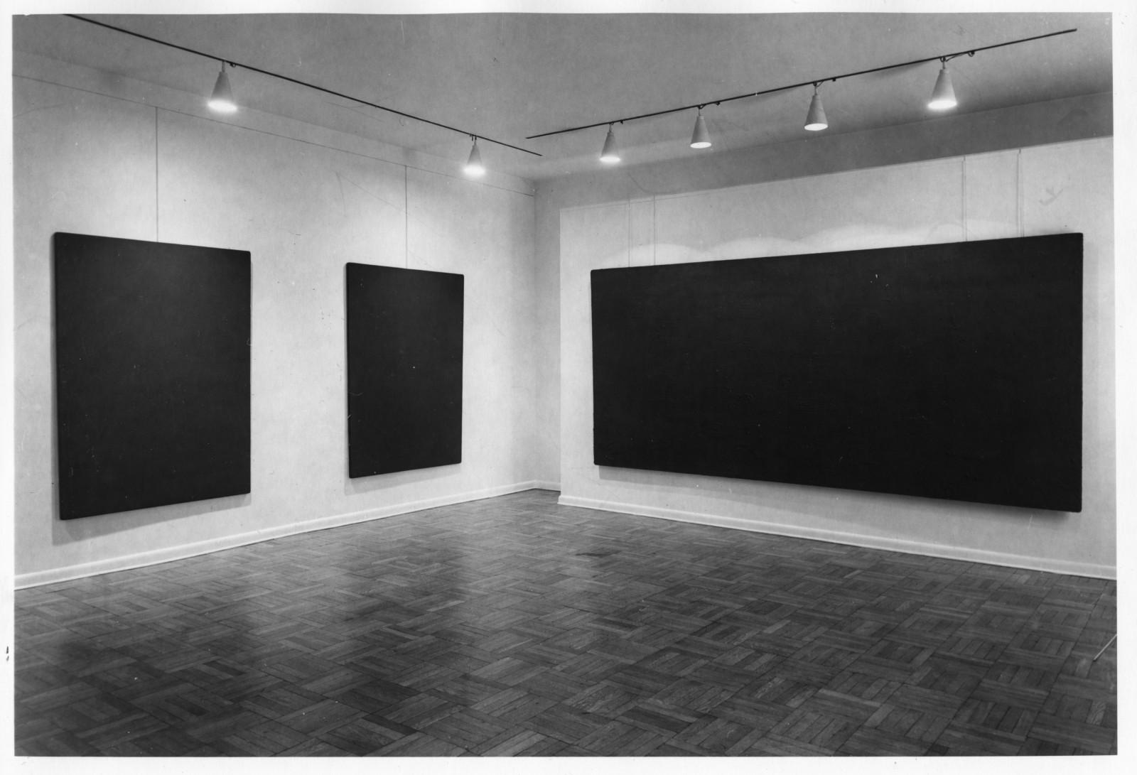 Vue de l'exposition "Yves Klein le monochrome", Galerie Leo Castelli