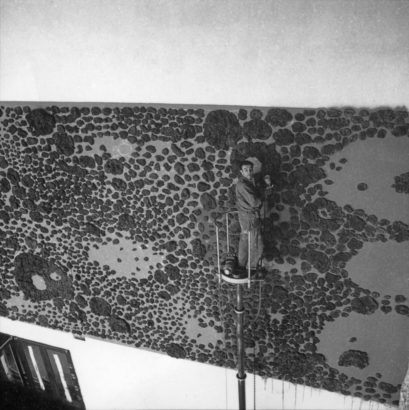 Yves Klein sur le chantier de l'Opéra-théâtre de Gelsenkirchen