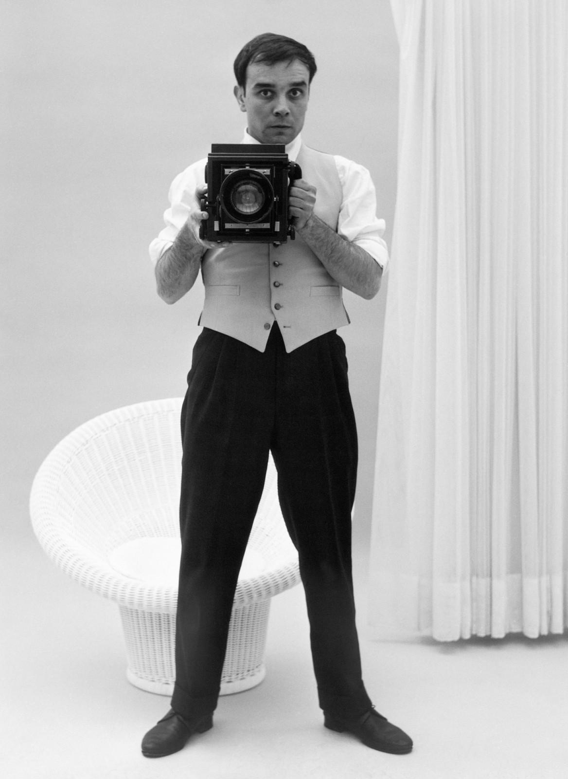 Portrait d'Yves Klein dans l'atelier de Charles Wilp