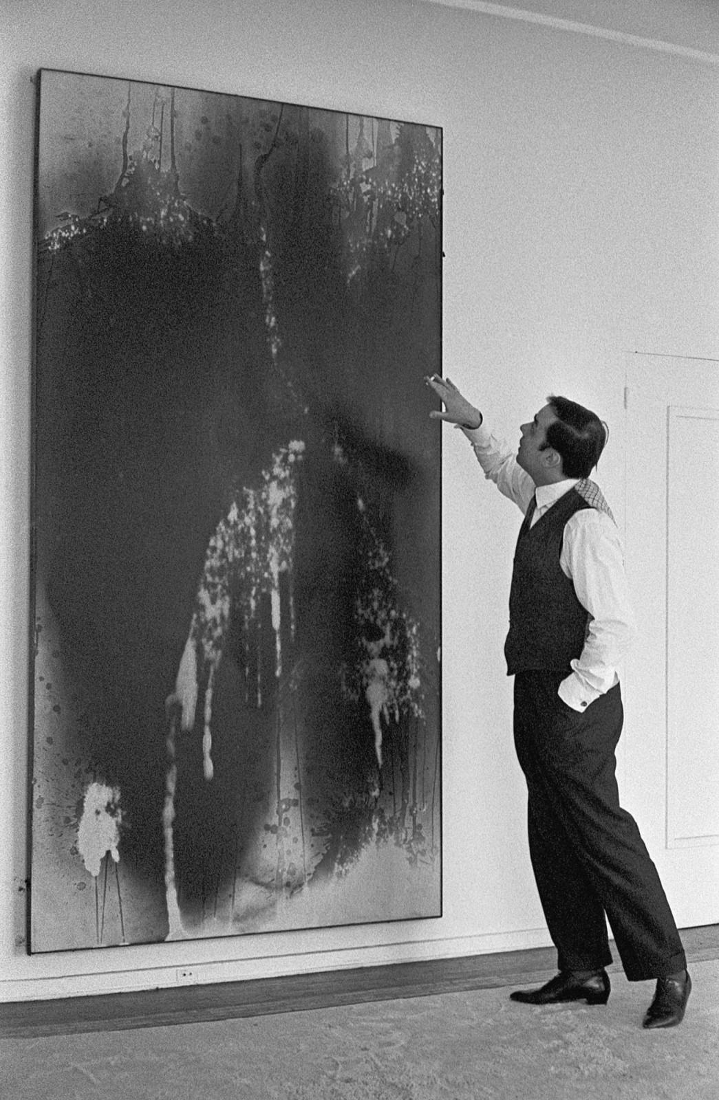 Yves Klein devant une Peinture de Feu (F 27 I)