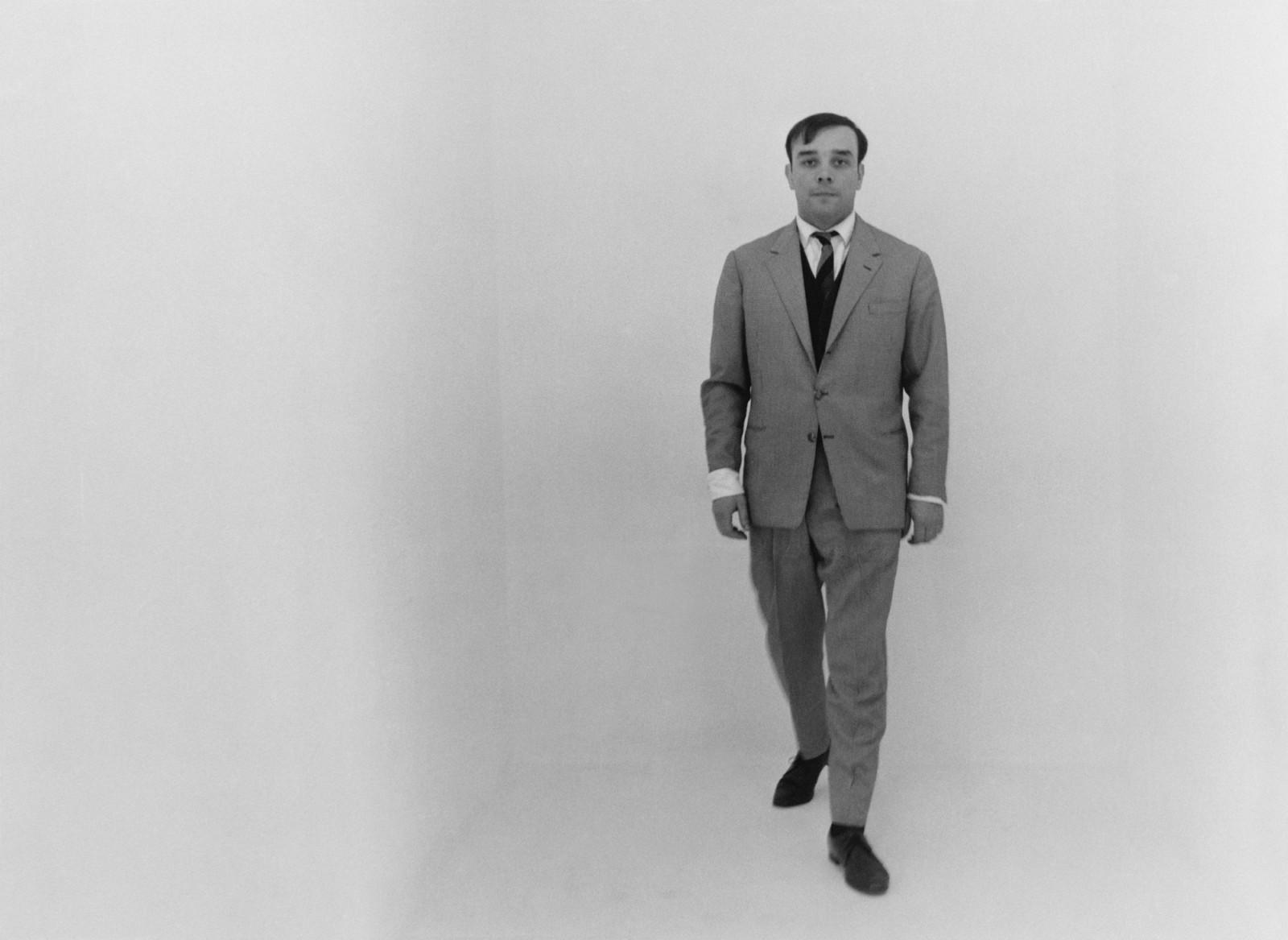 Yves Klein dans la salle dédiée à la "Sensibilité Picturale Immatérielle"