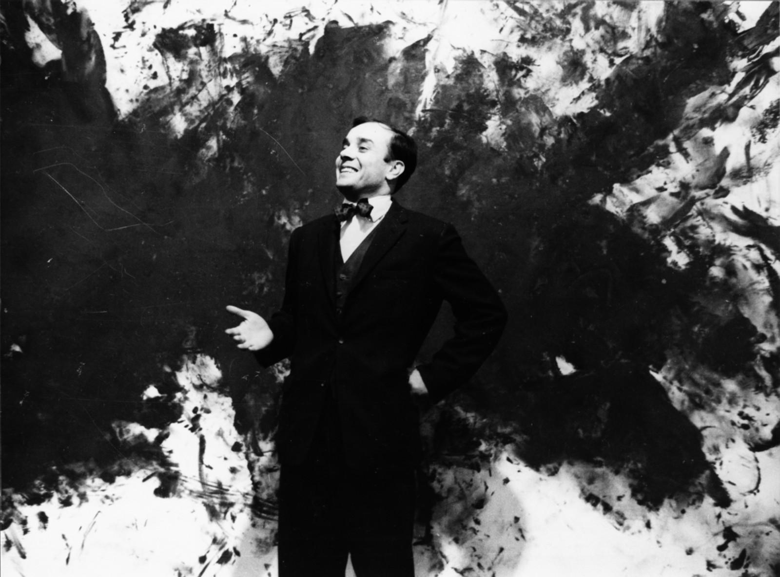 Yves Klein devant l'œuvre "Grande Anthropophagie bleue, Hommage à Tennessee Williams" (ANT 76) à la Galerie Rive Droite