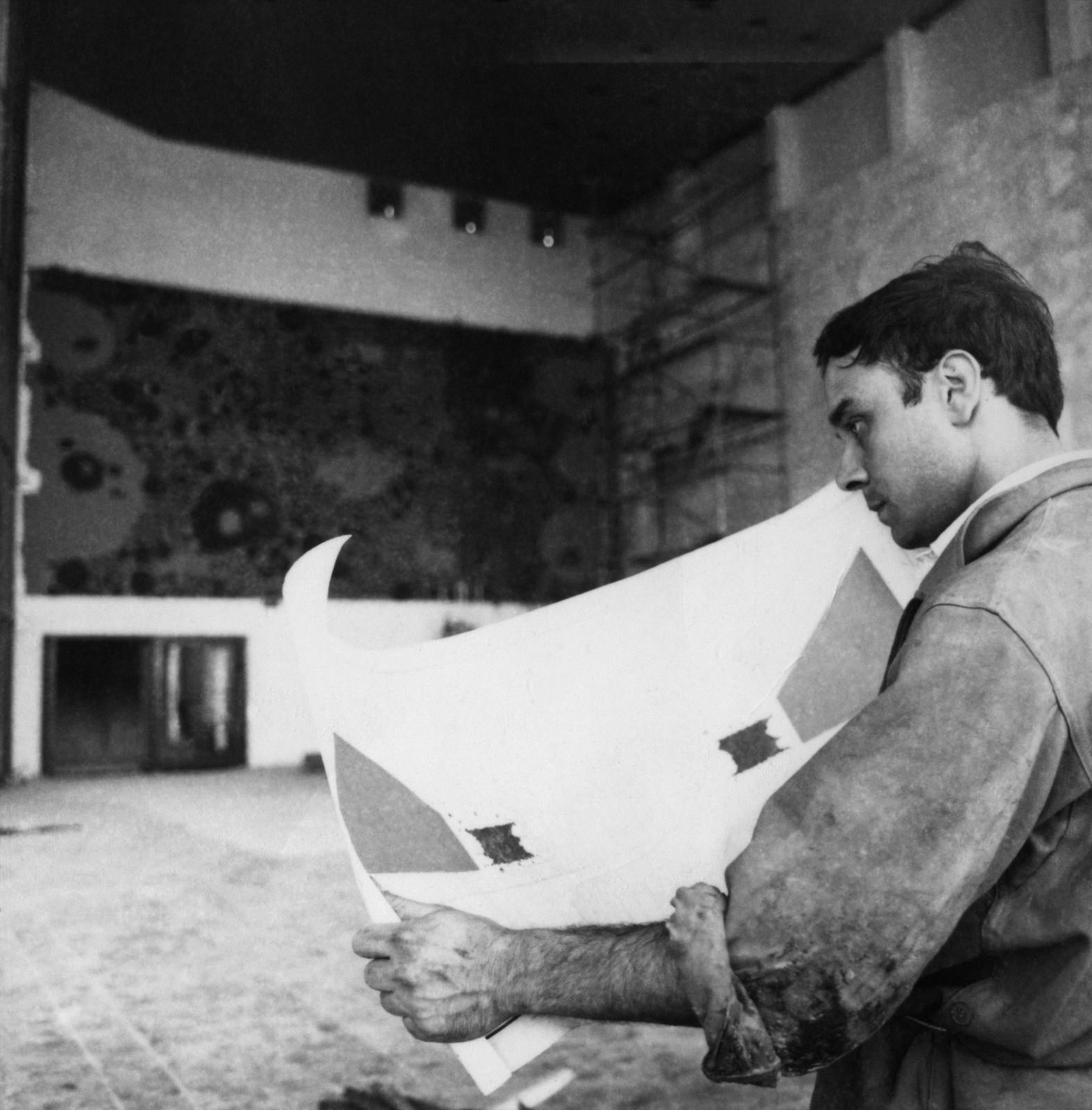 Yves Klein sur le chantier de l'Opéra-théâtre de Gelsenkirchen