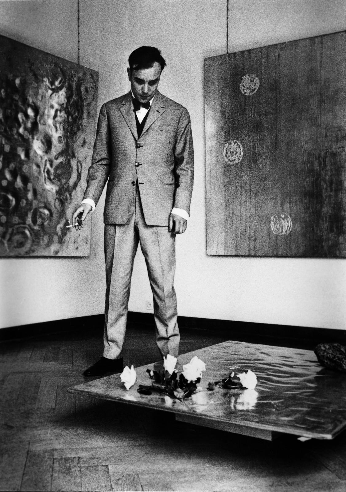 Yves Klein during his exhibition "Monochrome und Feuer", Museum Haus Lange