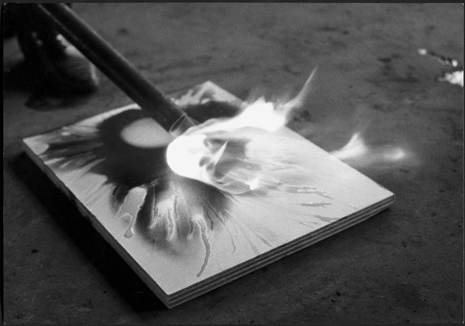 Yves Klein réalisant une Peinture de Feu (F 67)