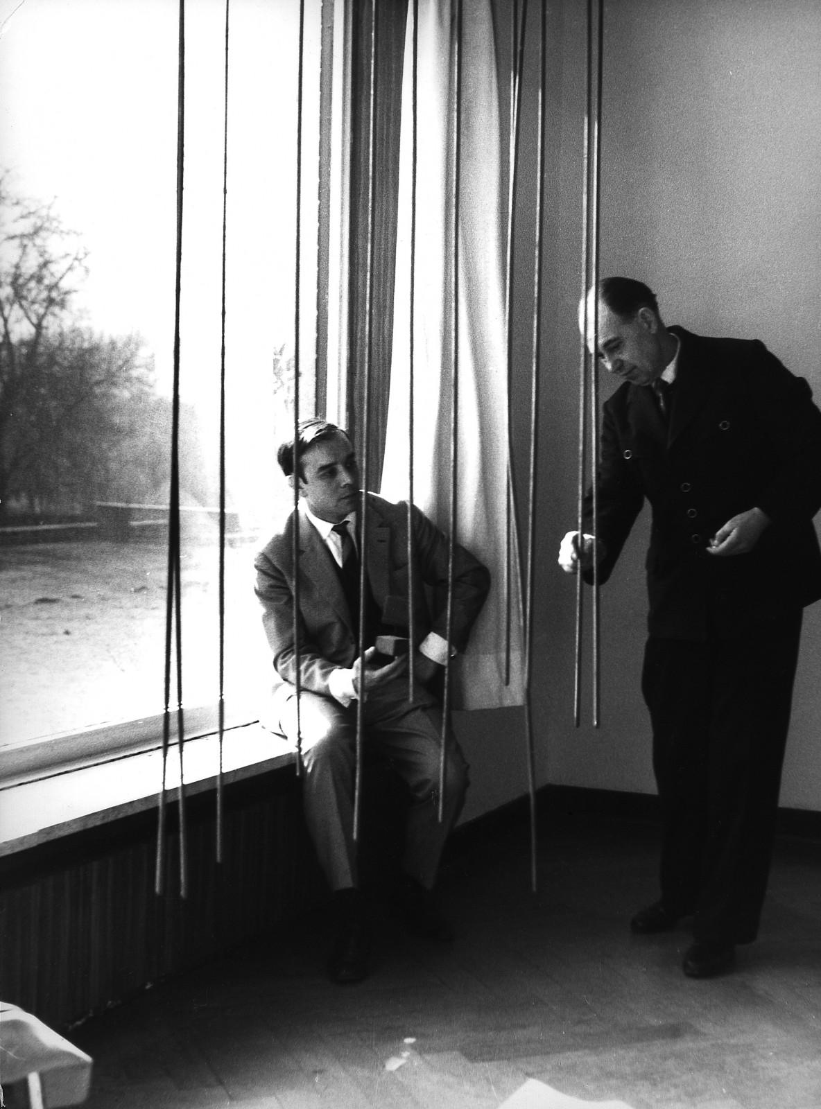 Yves Klein in front of the sculpture "Pluie Bleue [Blue Rain]" (S 36) during the exhibition "Yves Klein Monochrome und Feuer", Museum Haus Lange