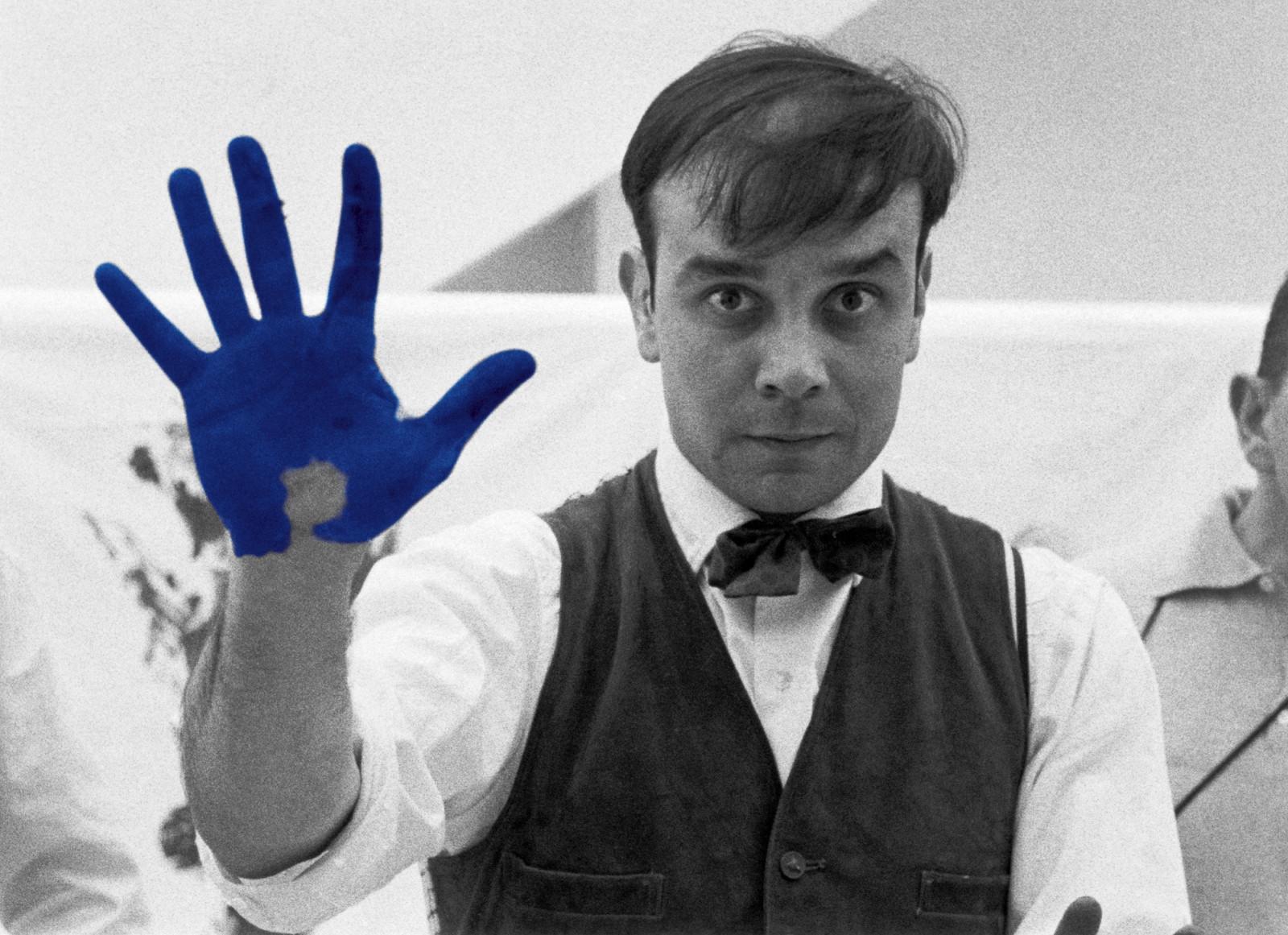 Portrait d'Yves Klein réalisé à l'occasion du tournage de Peter Morley "The Heartbeat of France"