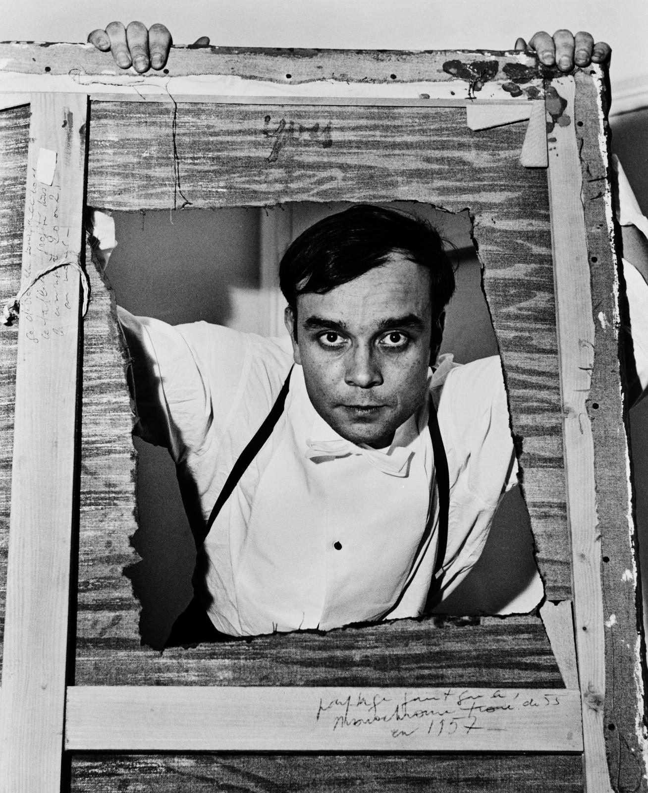 Portrait d'Yves Klein avec le Monochrome troué