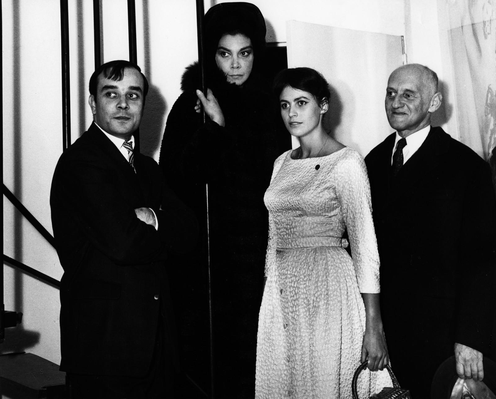 Yves Klein, Léonor Fini, Rotraut and Victor Brauner at the opening of the "Yves Klein le Monochrome" exhibition at the Galerie Rive Droite